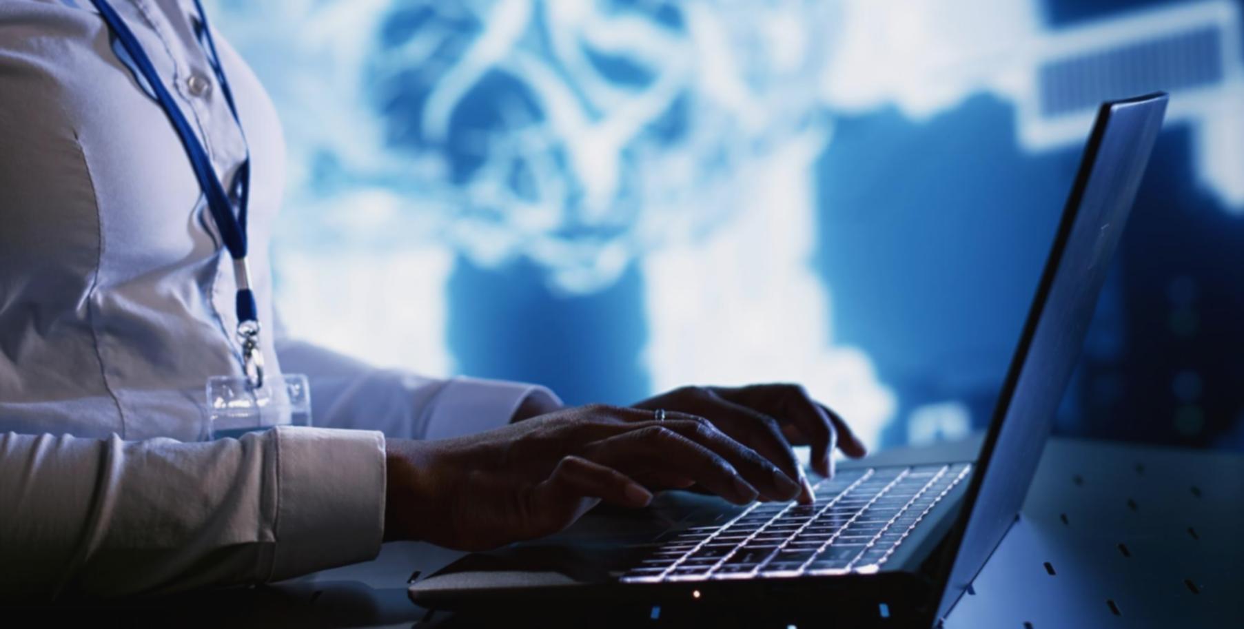 Studenti che collaborano durante sessione di programmazione NLP